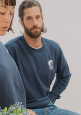 Sudadera sin capucha azul marino con brodado Kabino