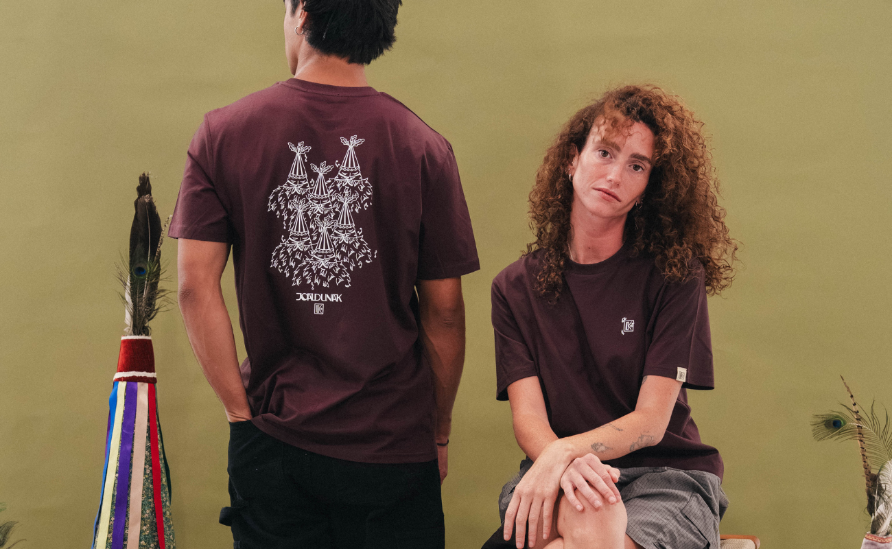 Homme et femme en tee-shirts bordeaux Katxi Klothing en studio