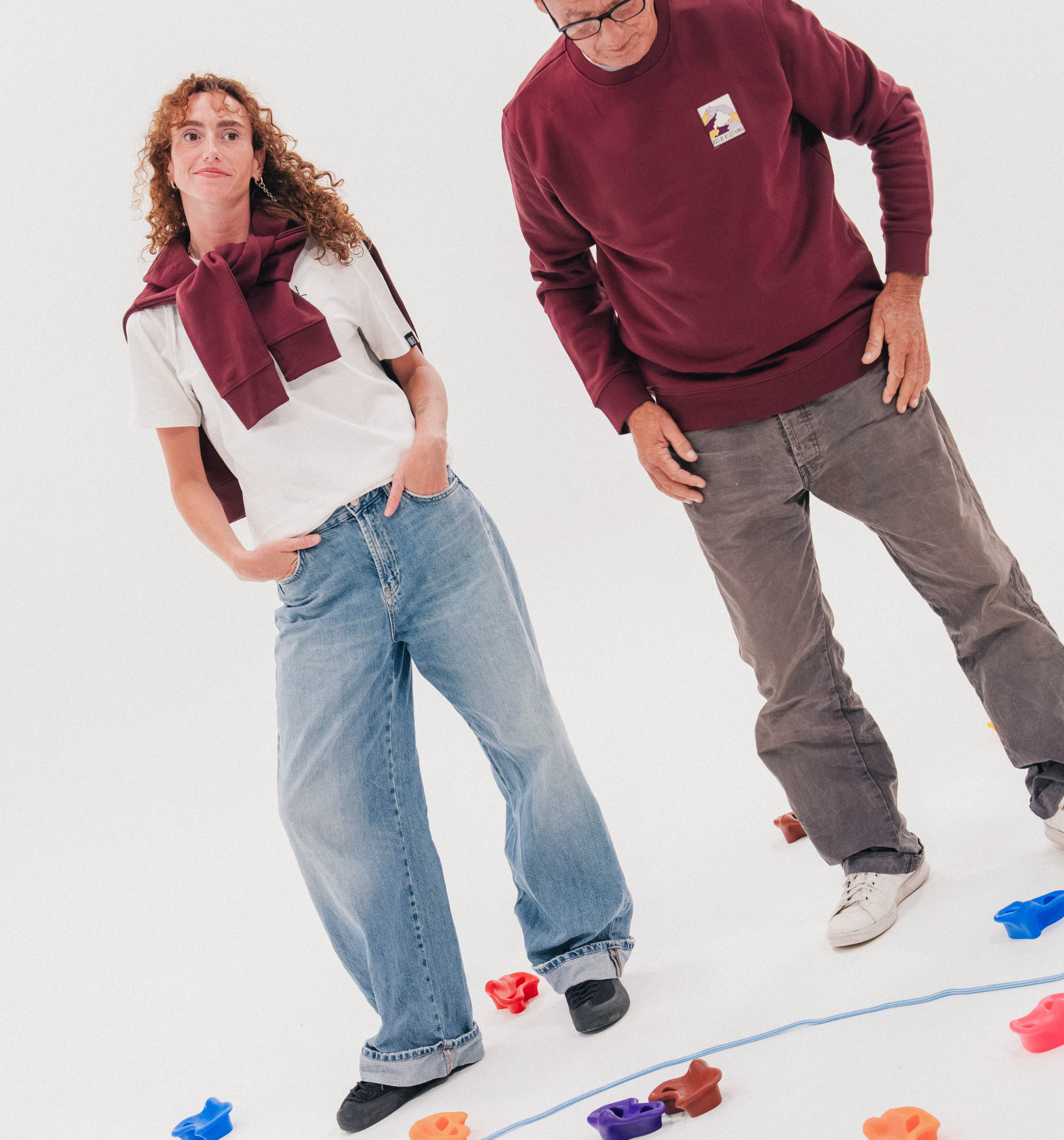 Femme et homme en pièces bordeaux Katxi Klothing, disponibles chez nos distributeurs