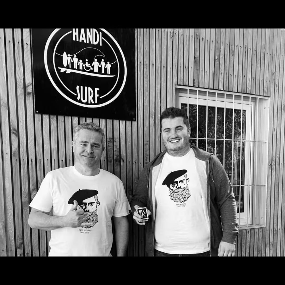 Deux membres de l'association Handi Surf en tee-shirts Katxi Klothing