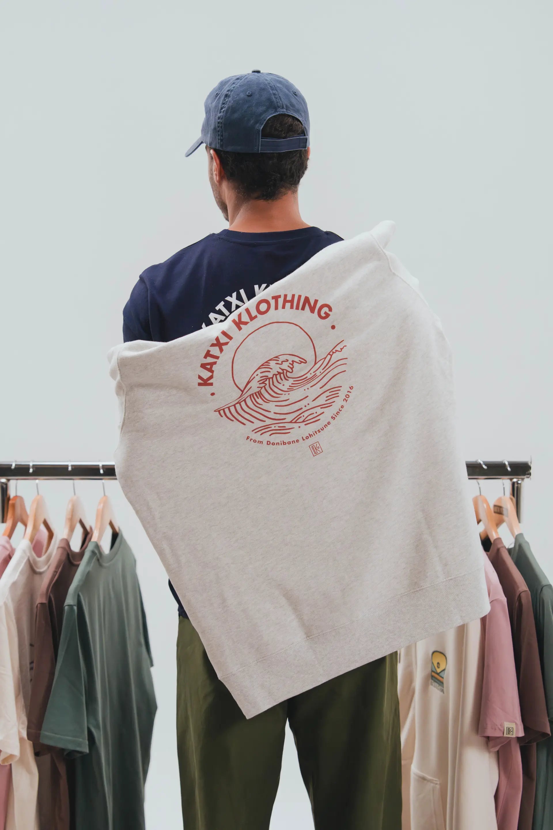 Atzetik ikusitako gizona Katxi Klothing sudadera sorbaldan duela