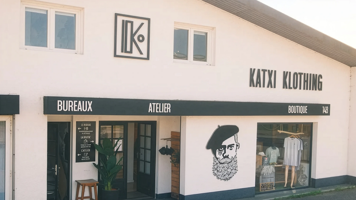 Le LoKal à Saint-Jean-de-Luz, avec les lettres géantes du logo