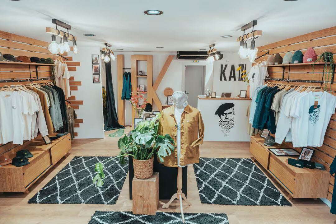 Intérieur de la boutique Katxi Klothing à Bayonne, mannequin et logo K