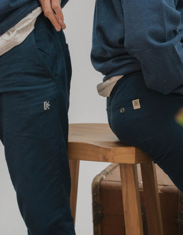 Détail d'un pantalon bleu marine Katxi Klothing porté assis – collection pantalons et shorts
