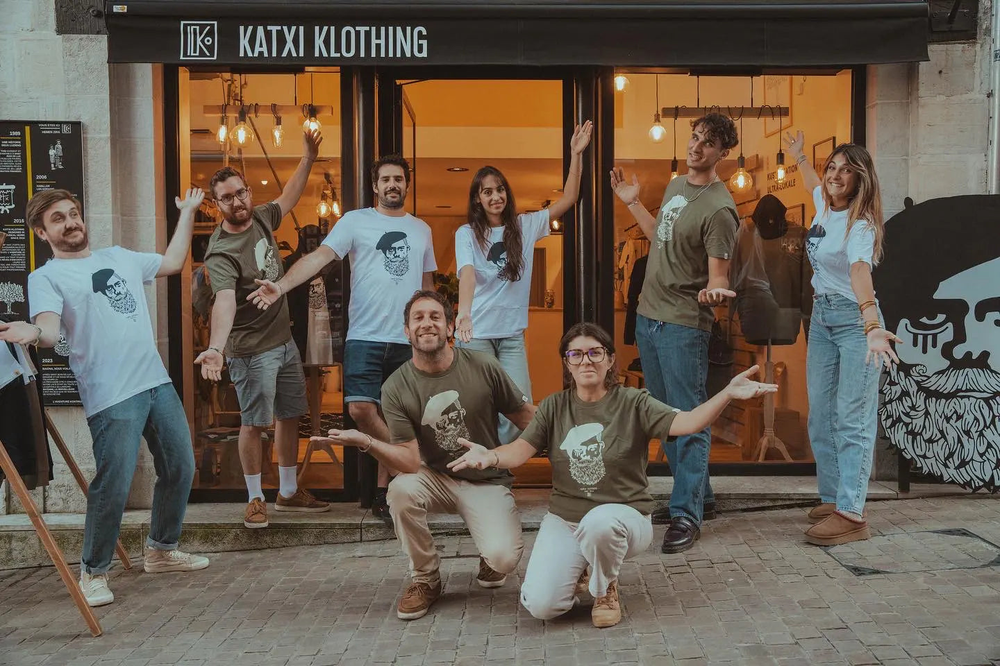 L'équipe Katxi Klothing devant la boutique du 1 rue Argenterie à Bayonne