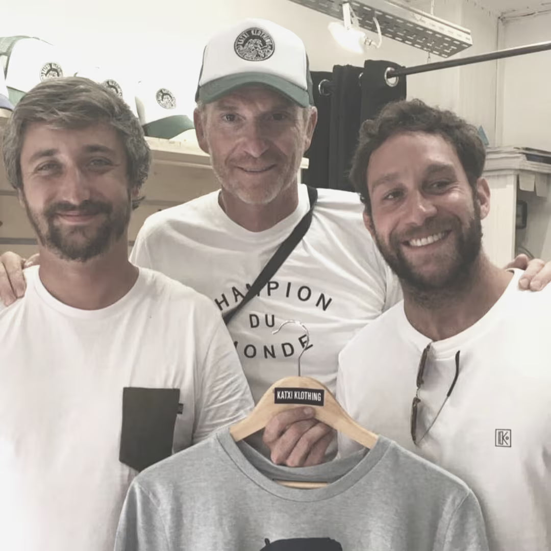 Les fondateurs de Katxi Klothing avec Denis, sweat en main, en 2018