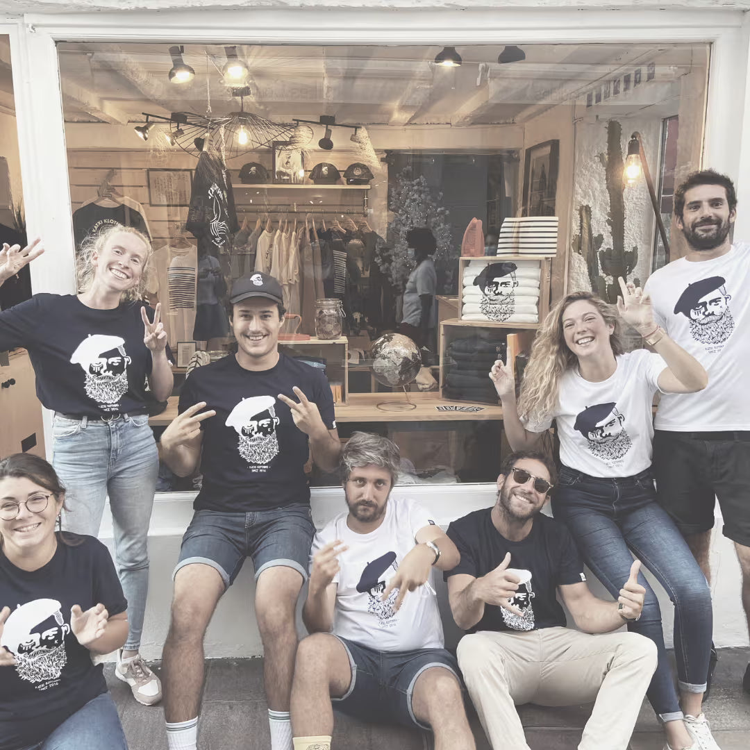 La team Katxi devant sa première boutique rue Gambetta à Saint-Jean-de-Luz en 2020