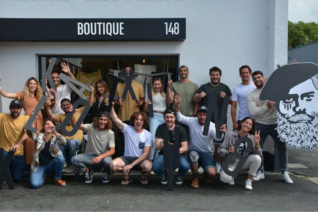 La team Katxi Klothing devant Le LoKal à Saint-Jean-de-Luz, avec les lettres géantes du logo