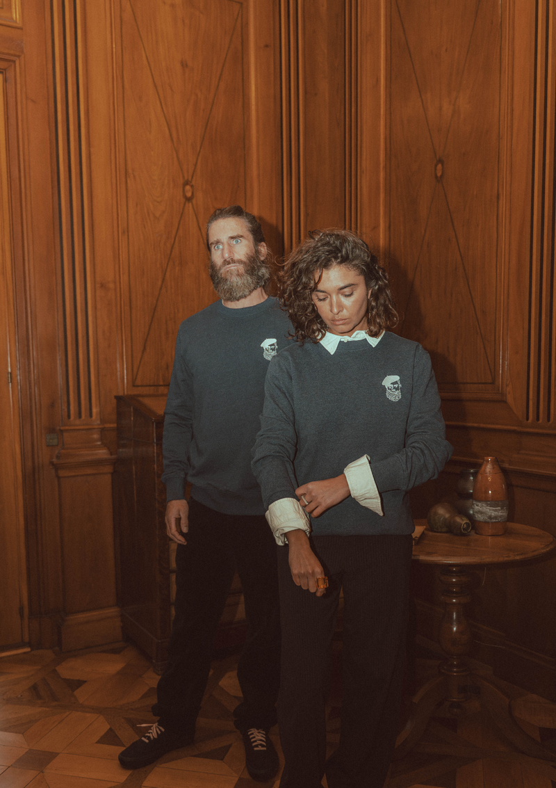 Sudadera sin capucha azul marino con brodado Kabino