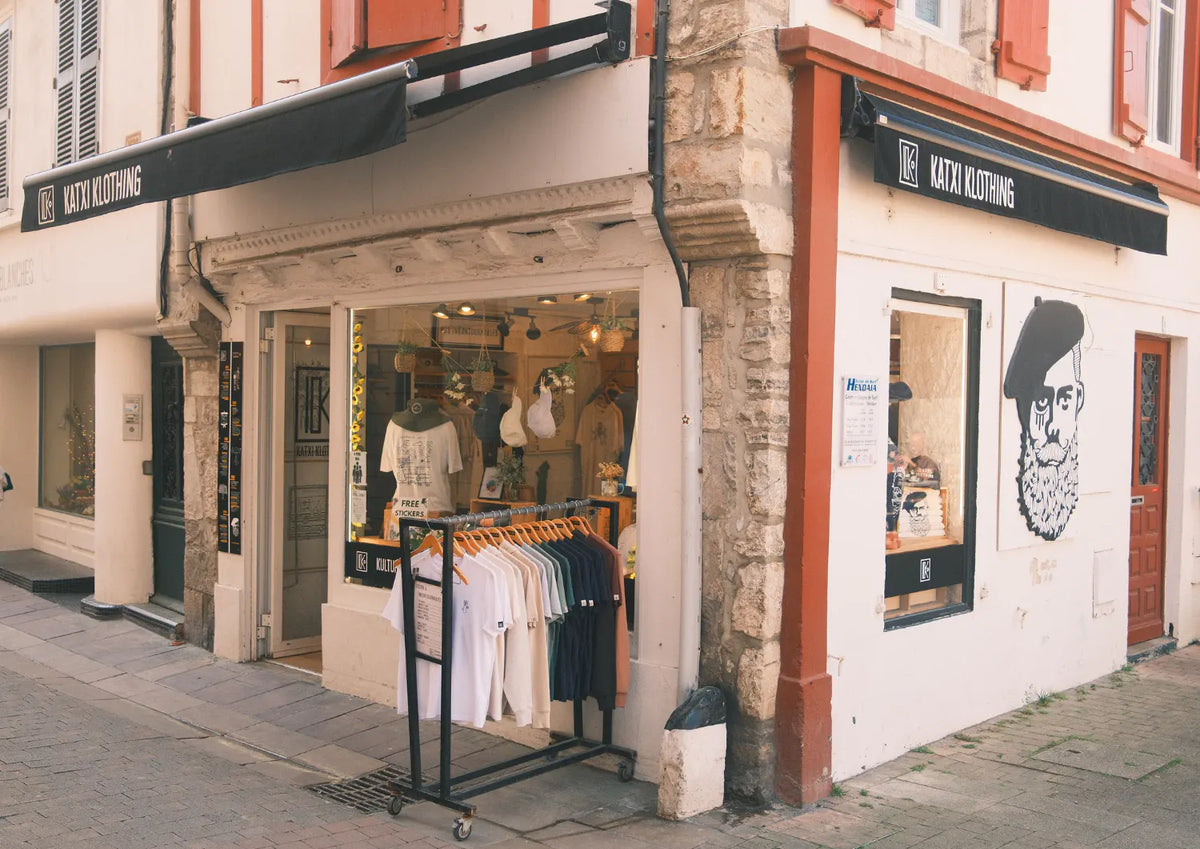 Devanture d'une Boutik Katxi Klothing au Pays basque