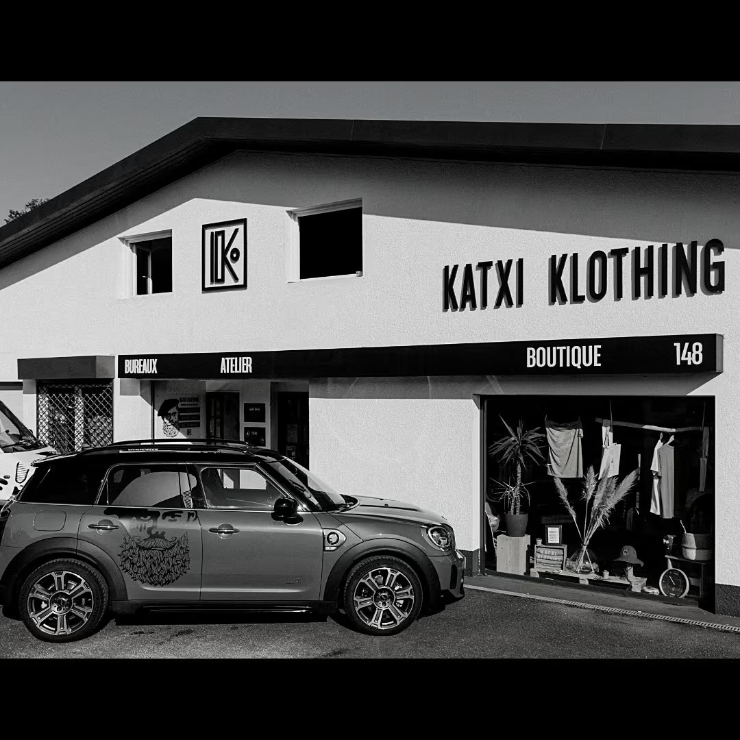 Mini Cooper devant Le LoKal Katxi Klothing à Saint-Jean-de-Luz