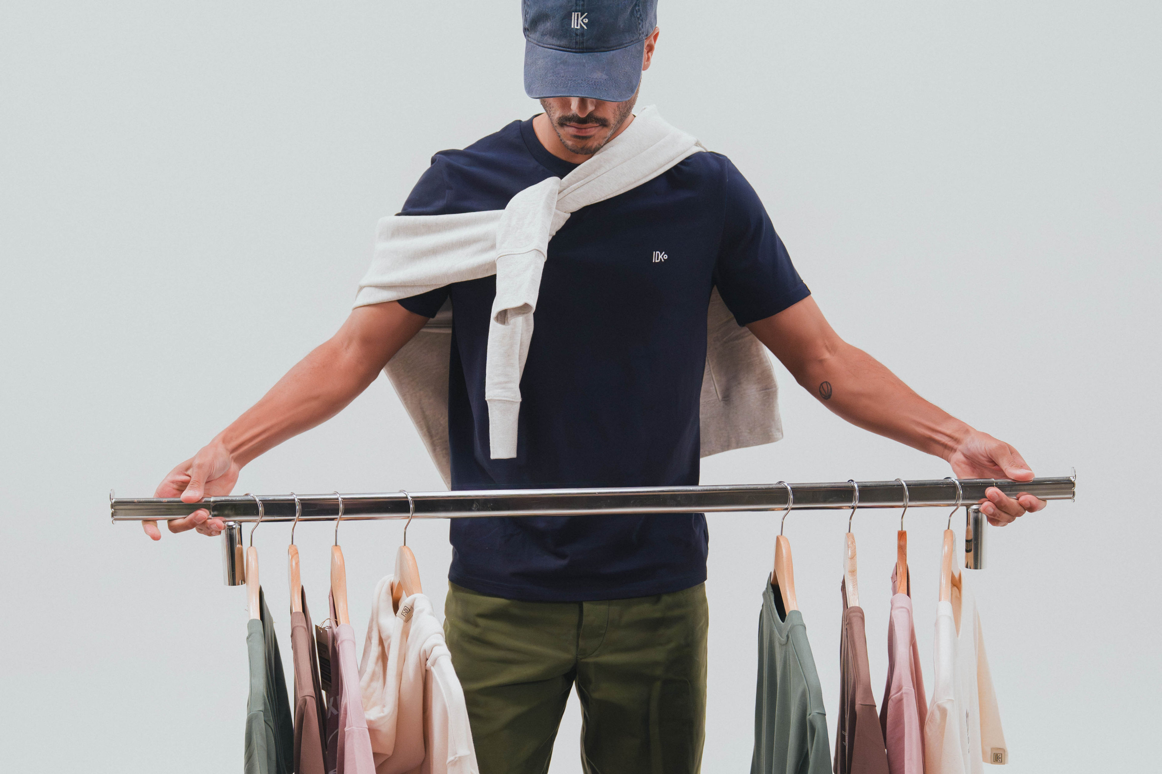 Homme en polo marine Katxi Klothing portant un portant de vêtements