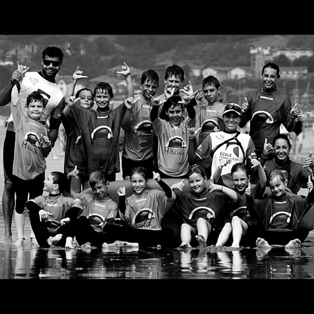 Jeunes surfeurs du Hendaia Surf Club, club partenaire de Katxi Klothing