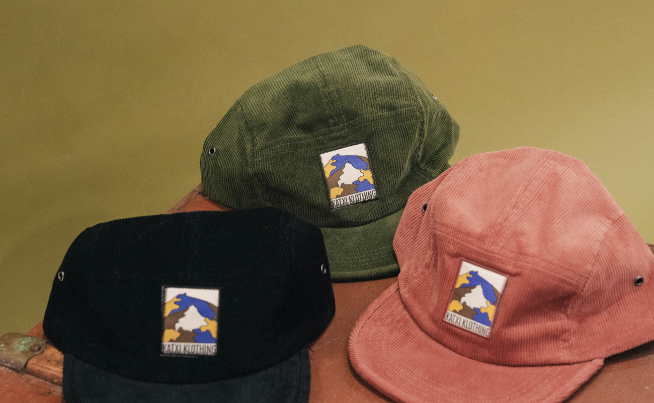 Bob kaki et casquettes brodés Katxi Klothing vus de dos