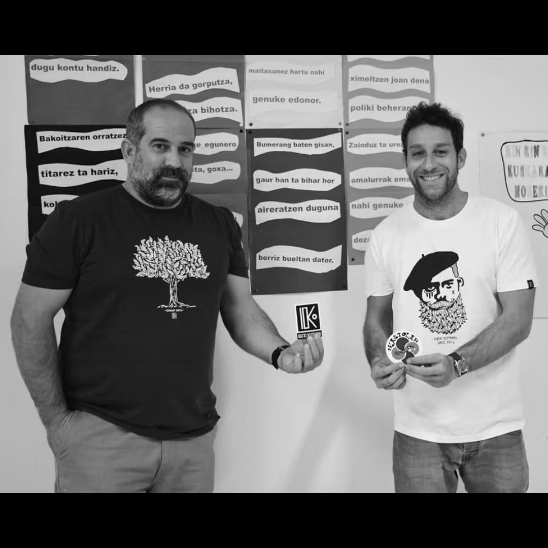 Remise d'un partenariat Katxi Klothing avec une ikastola du Pays basque