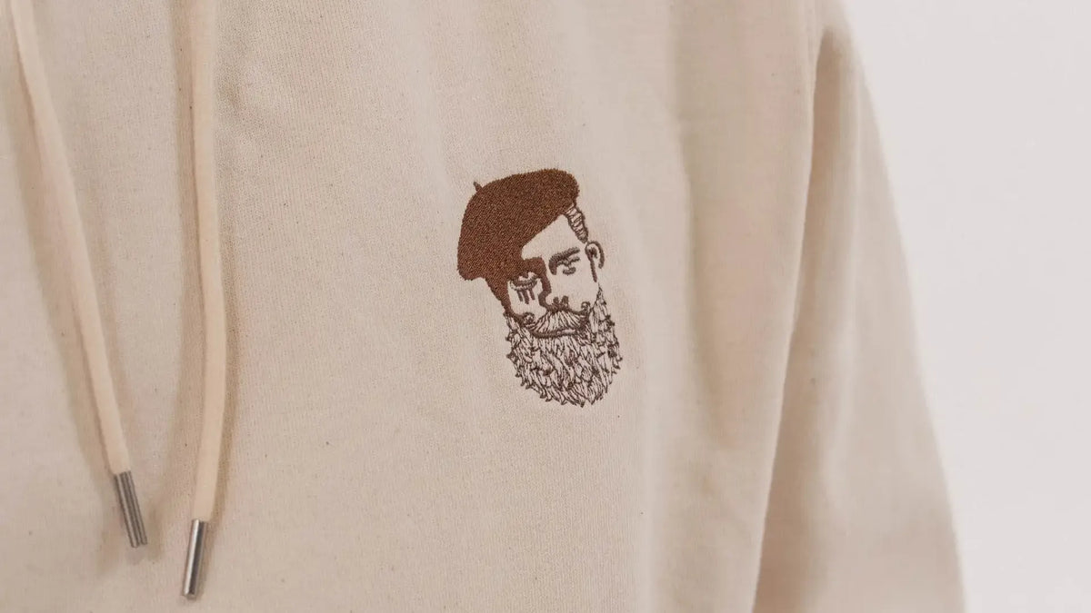 Détail de la broderie Kabino sur un sweat écru Katxi Klothing