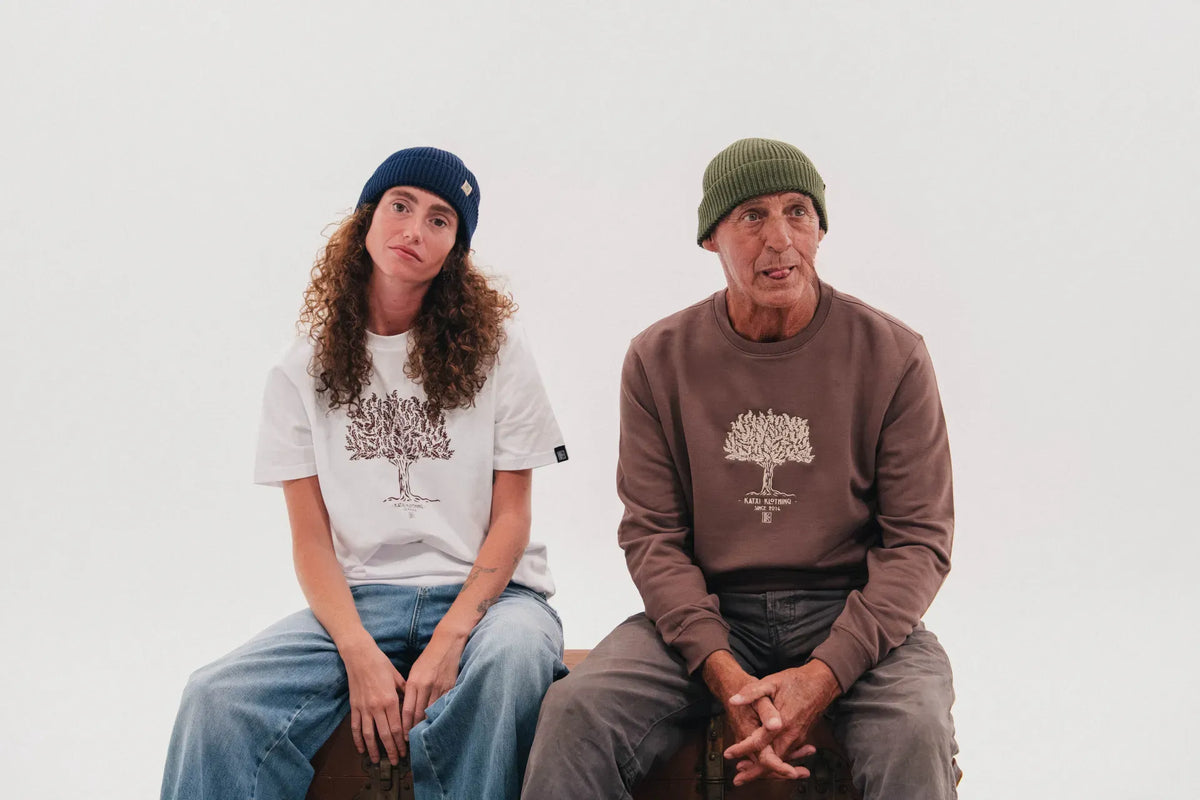 Femme et homme assis en tee-shirt et sweat Katxi Klothing