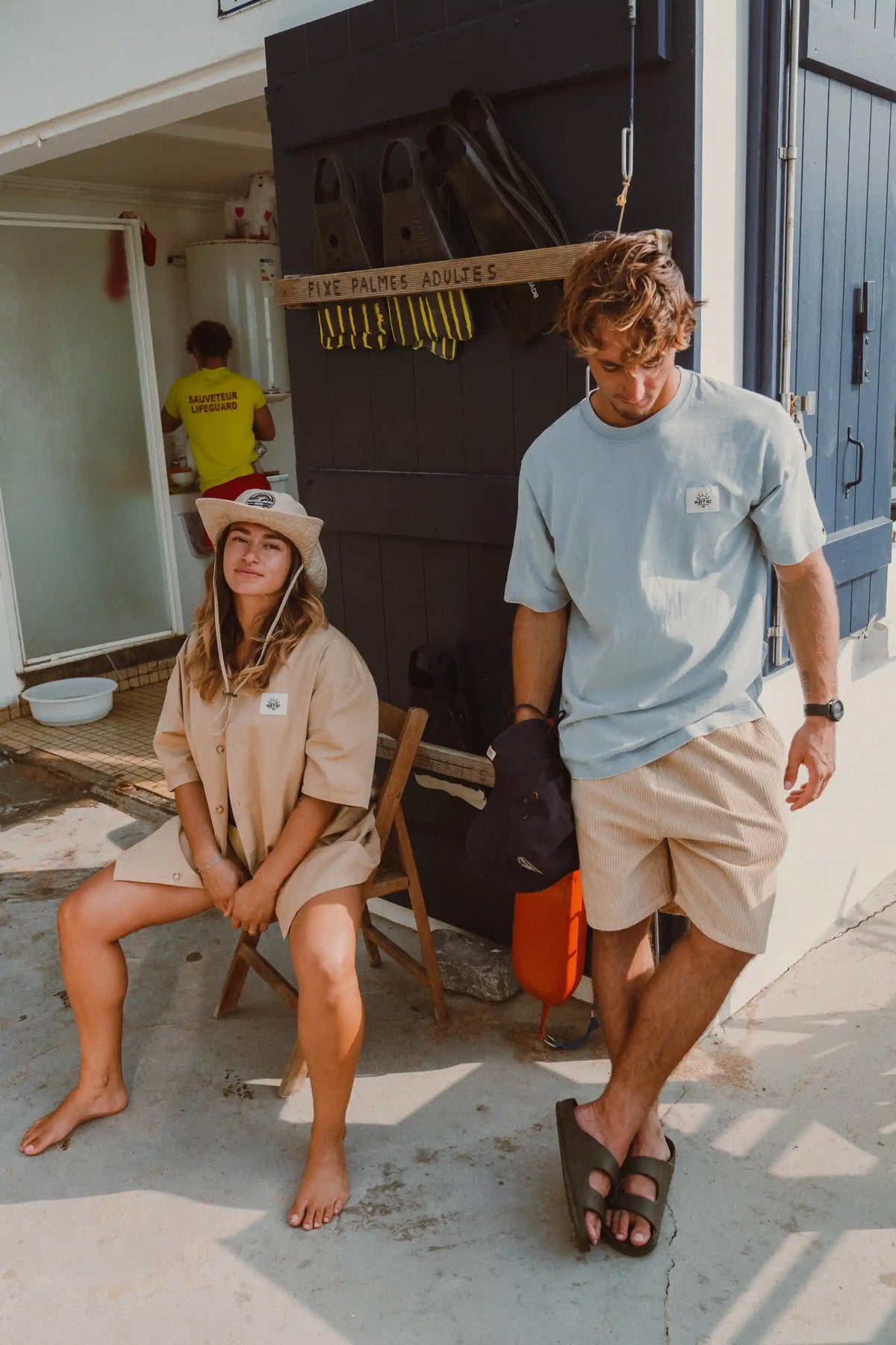 Femme et homme en tenues Katxi Klothing devant une façade