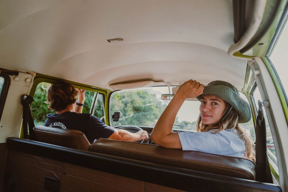 Deux personnes en tee-shirts Katxi Klothing à l'intérieur d'un van
