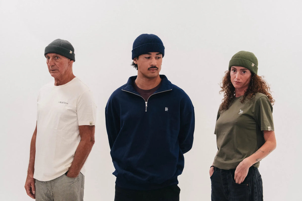 Trois personnes en sweats et tee-shirts Katxi Klothing