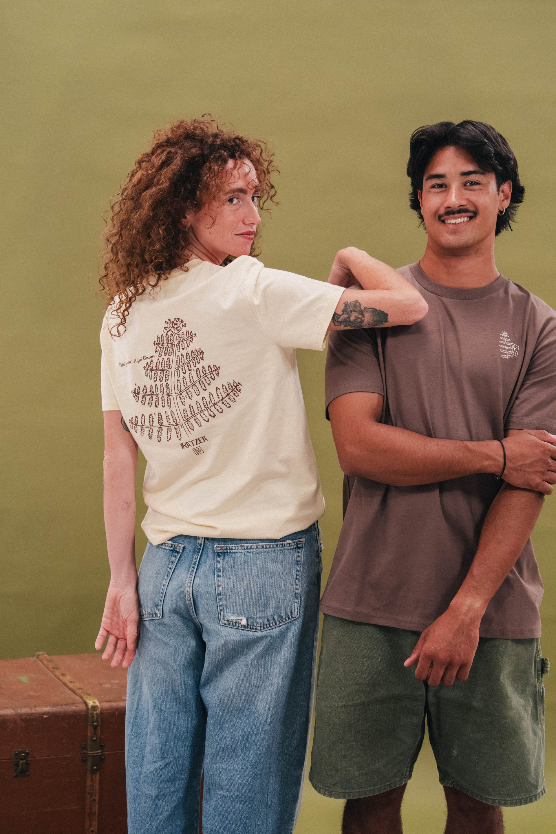 Femme et homme en tee-shirts Katxi Klothing au visuel du chêne de Gernika