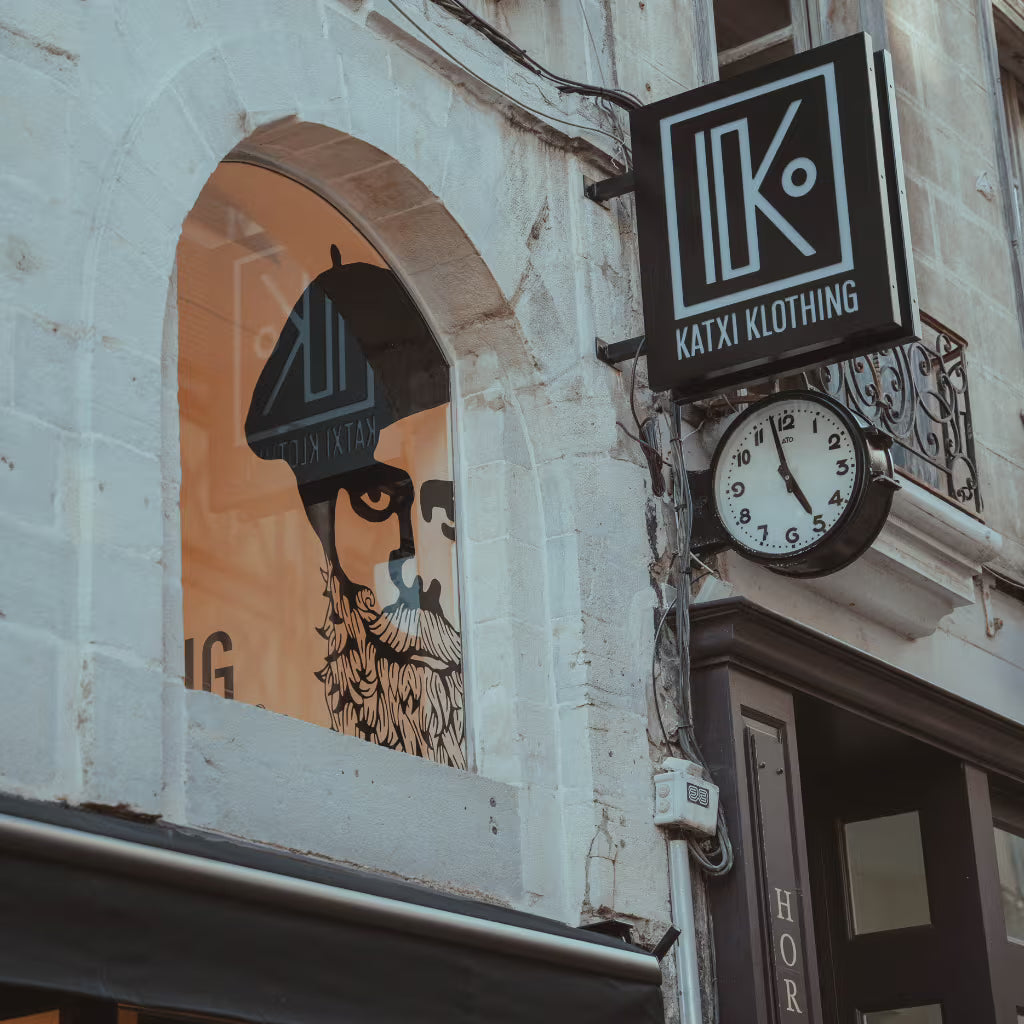 Enseigne Katxi Klothing et visuel Kabino chez un distributeur partenaire au Pays basque