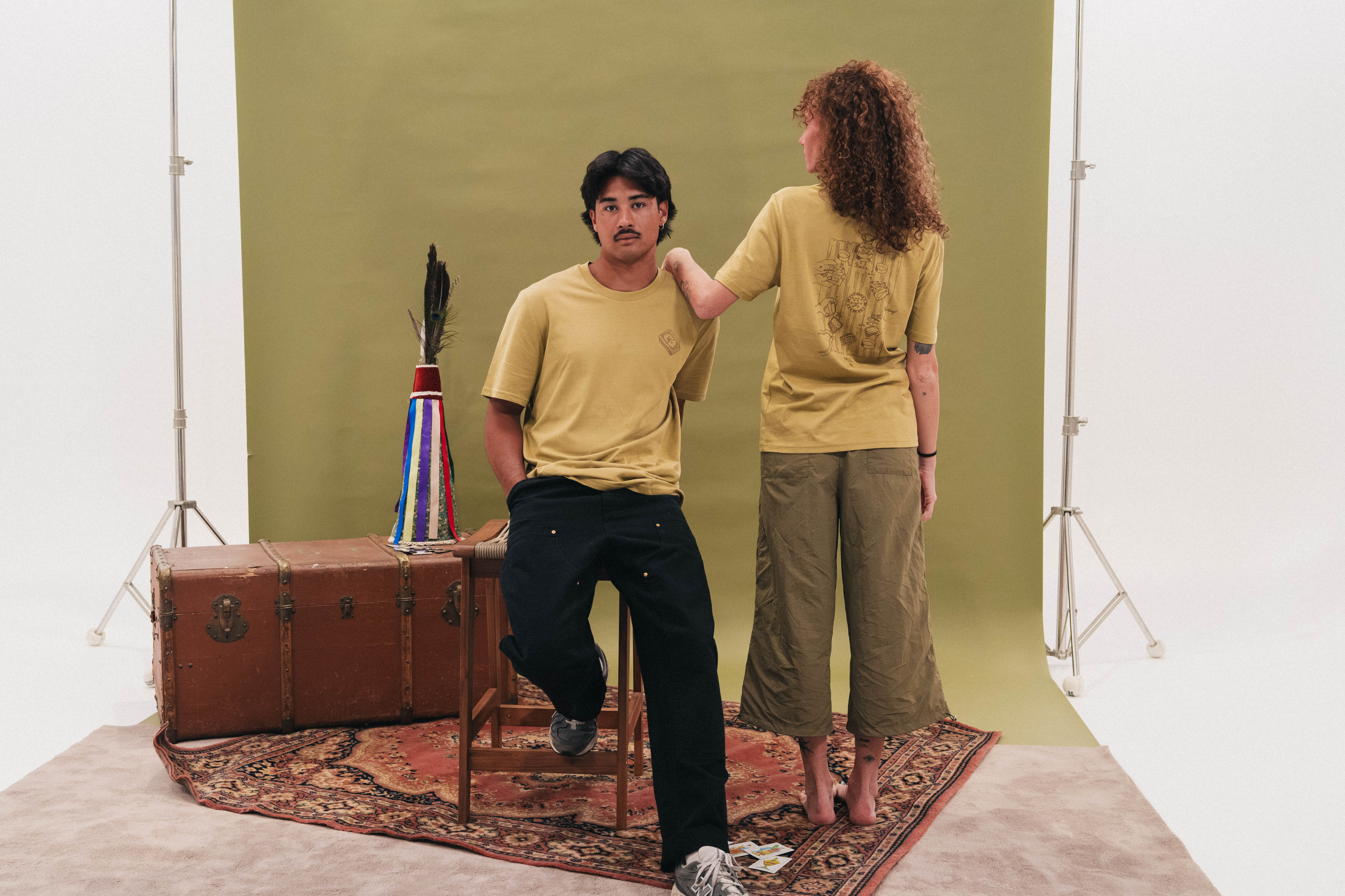 Homme et femme en tee-shirts jaunes de la kollection Jokatu Hiver 26 Katxi Klothing