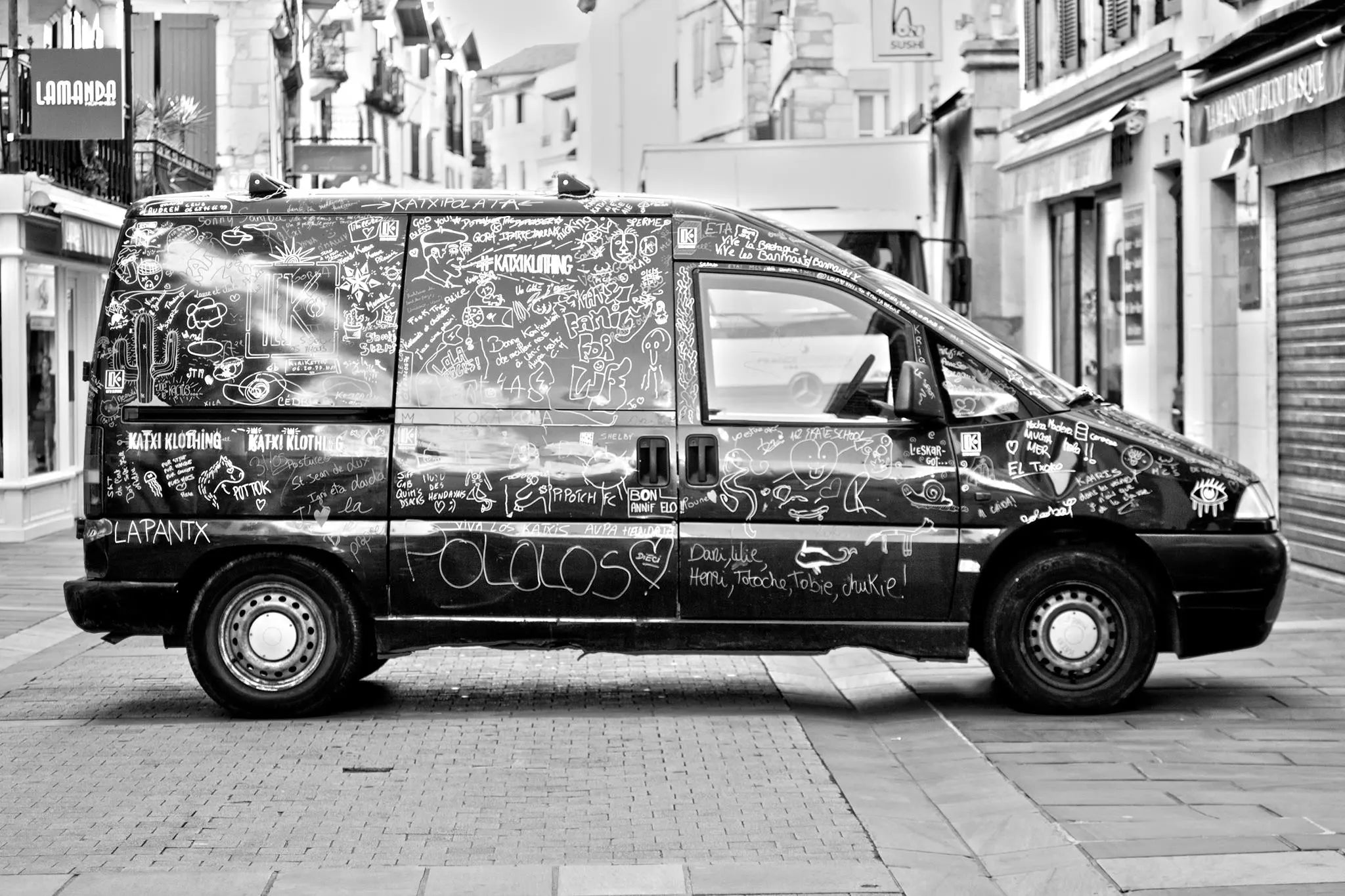 Utilitaire Katxi Klothing couvert de dessins et de messages à la craie