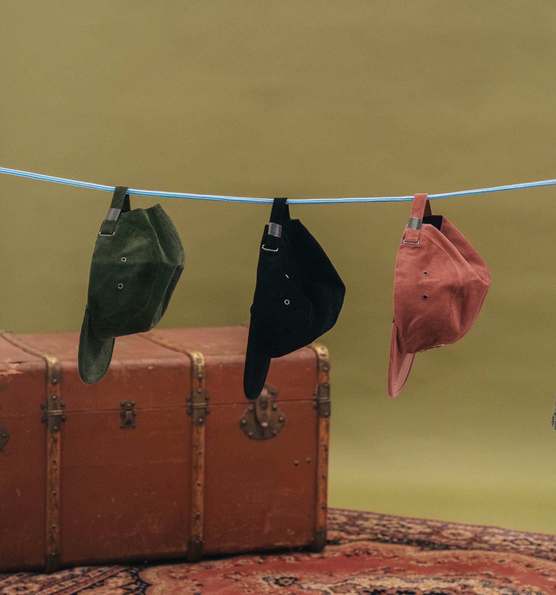 Trois casquettes brodées Katxi Klothing suspendues sur un fil – collection accessoires