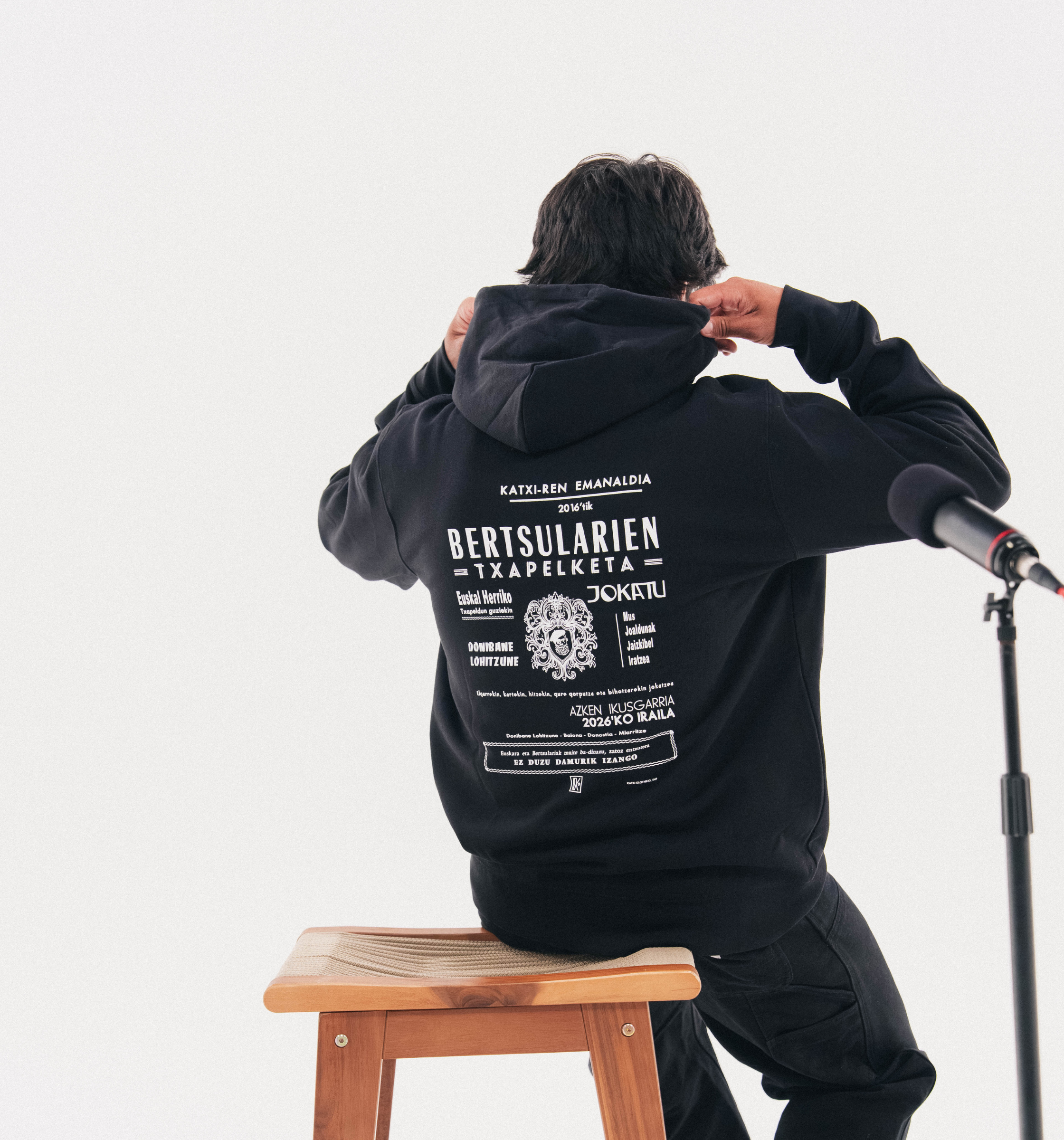 Homme de dos en hoodie noir sérigraphié Bertsularien Katxi Klothing – collection sweats