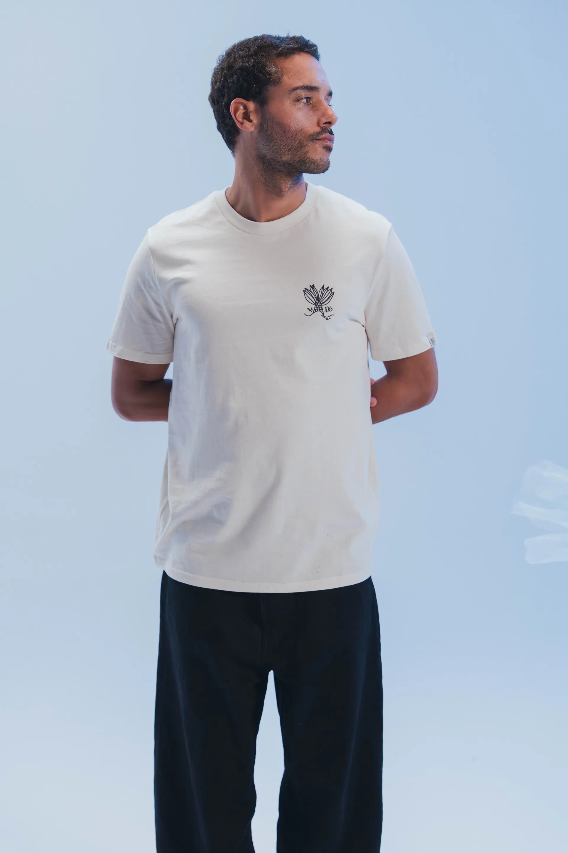 Homme en tee-shirt basque blanc sérigraphié Katxi Klothing – collection tee-shirts