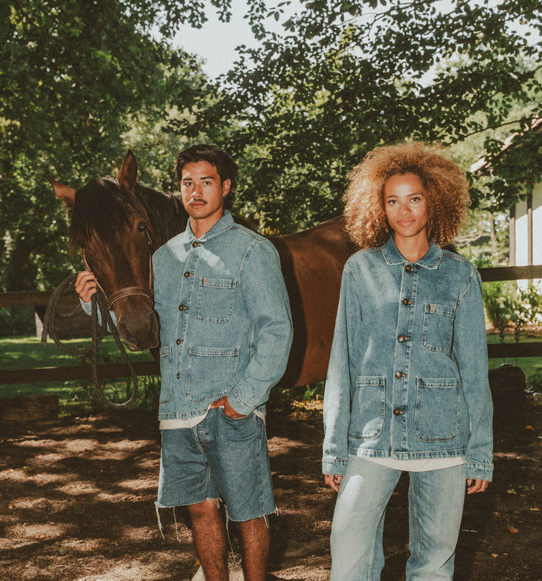 Homme et femme en vestes en denim Katxi Klothing à la campagne – collection vestes et chemises