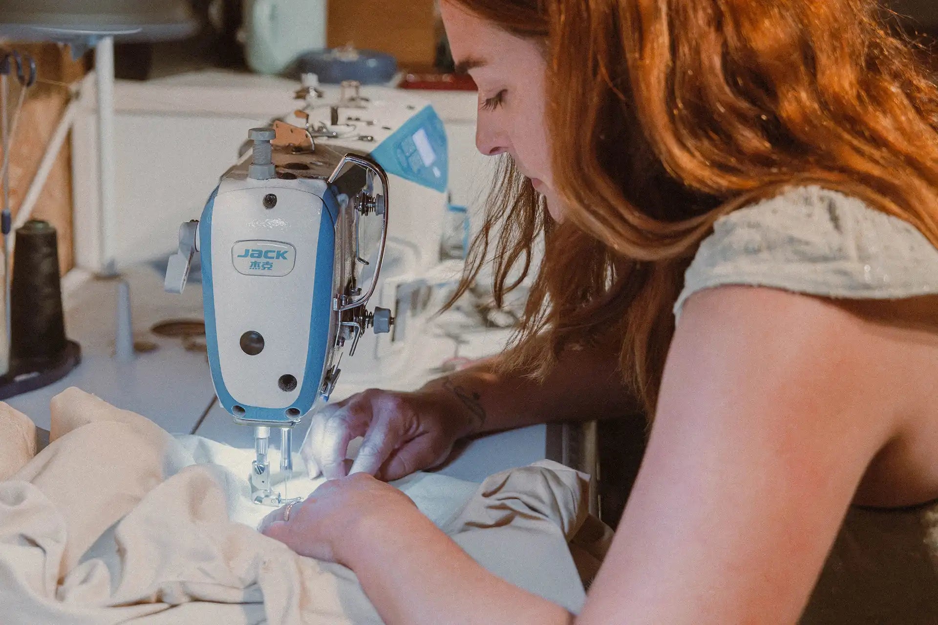 Couturière assemblant un vêtement Katxi Klothing sur sa machine à coudre