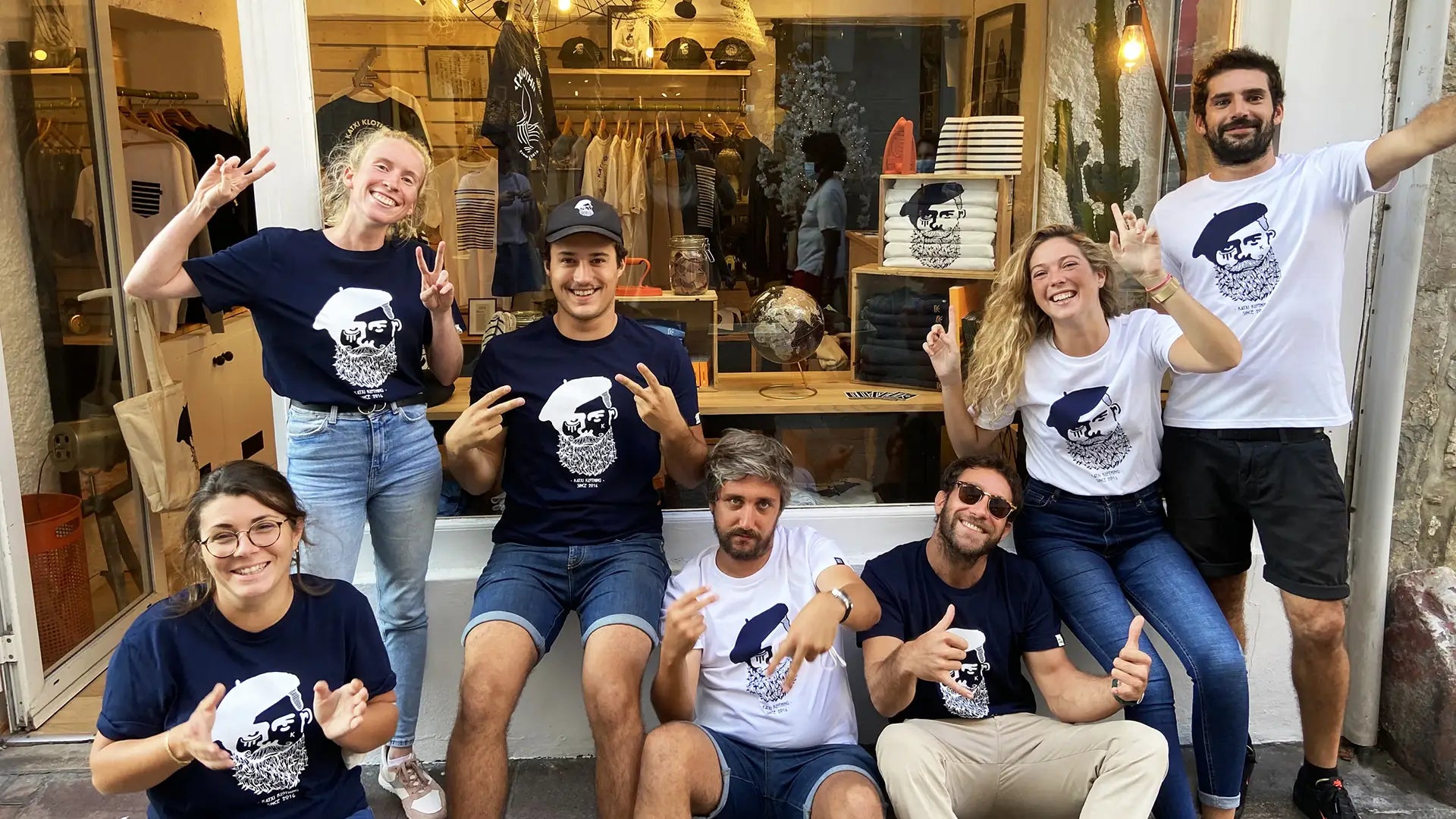 L'équipe Katxi Klothing devant la boutique de Saint-Jean-de-Luz, en tee-shirts Kabino