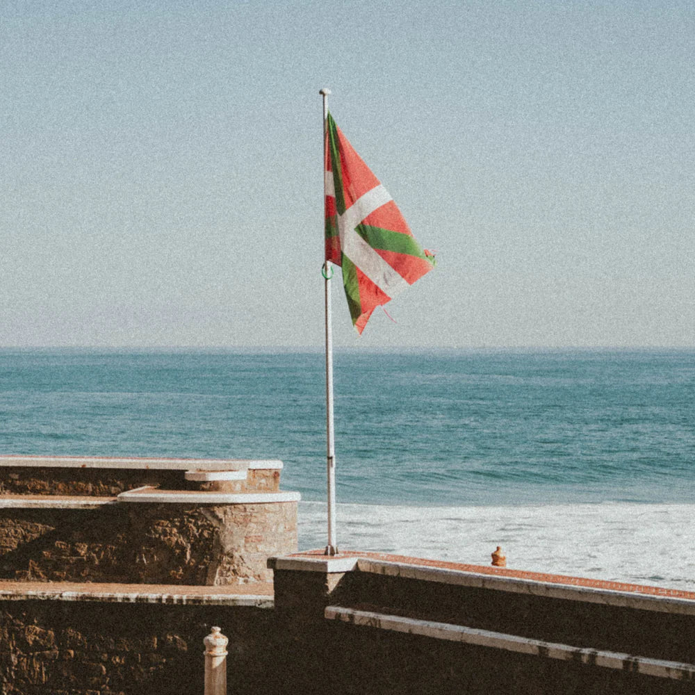 Ikurriña, le drapeau basque, flottant face à l'océan sur le front de mer du Pays basque