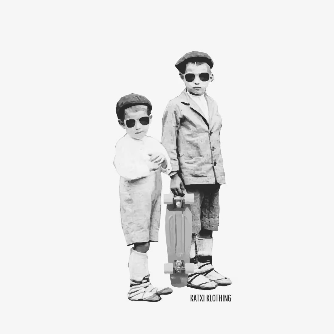 Deux enfants en lunettes de soleil et casquettes, clin d'œil aux débuts de Katxi Klothing en 1989