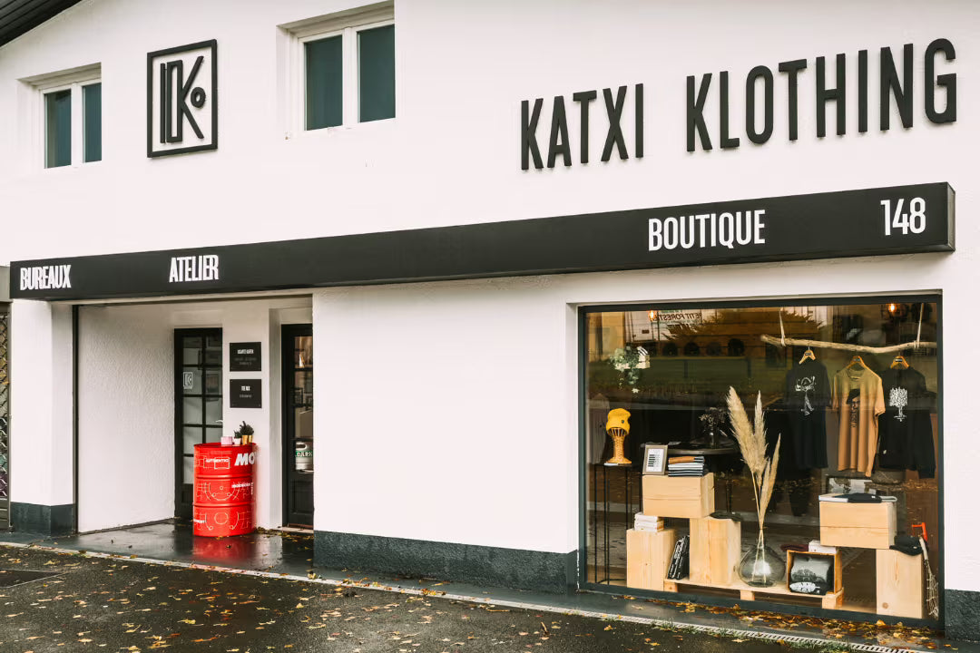 Façade de l'atelier boutique Katxi Klothing, 148 avenue Belharra à Saint-Jean-de-Luz