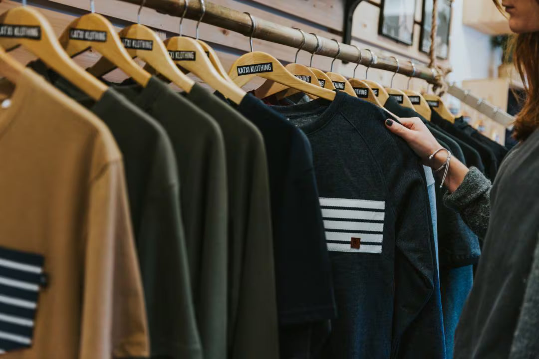 Portant de sweats Katxi Klothing sur cintres en bois au LoKal