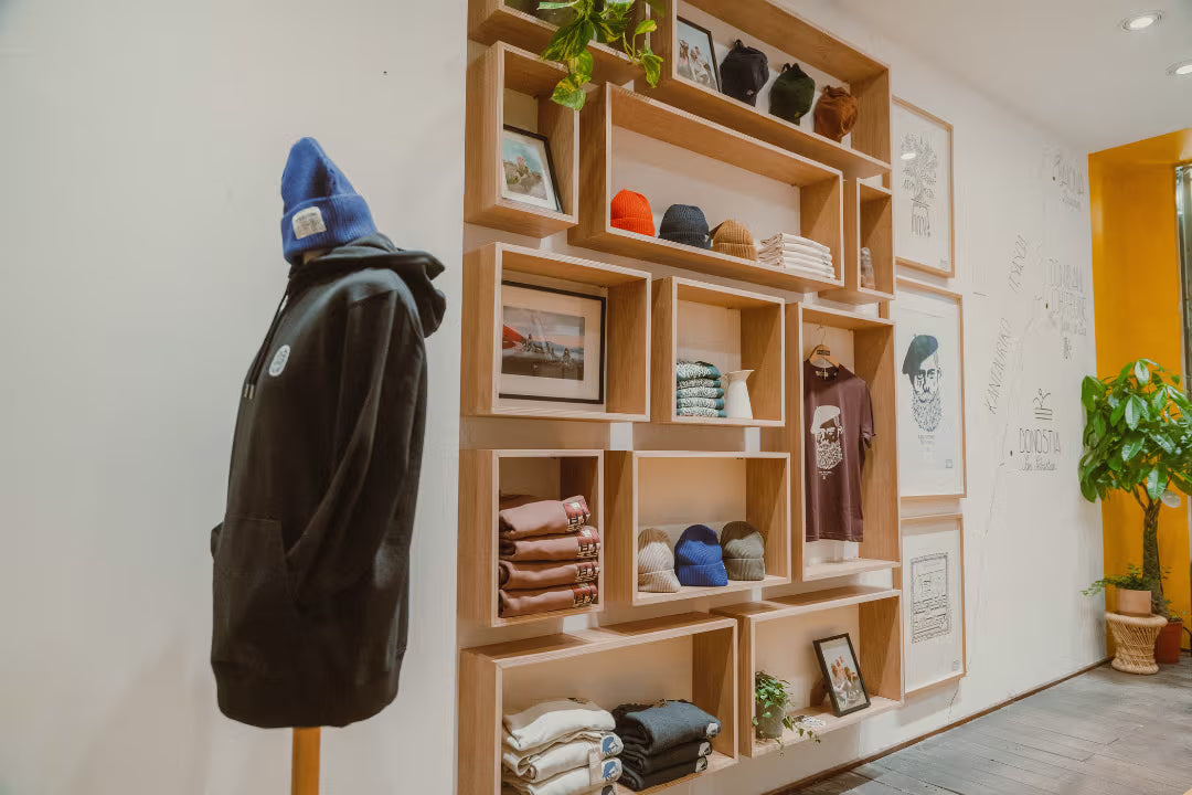 Étagères de casquettes et sweats du magasin Katxi Klothing à Donostia