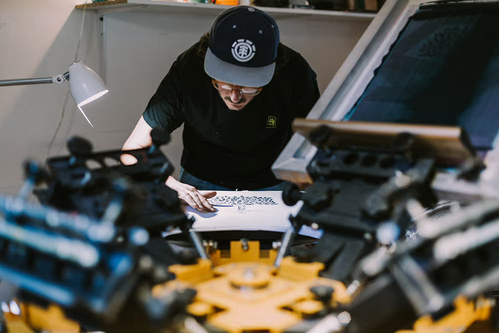Sérigraphie d'un tee-shirt Katxi Klothing à l'encre à eau dans l'atelier du LoKal