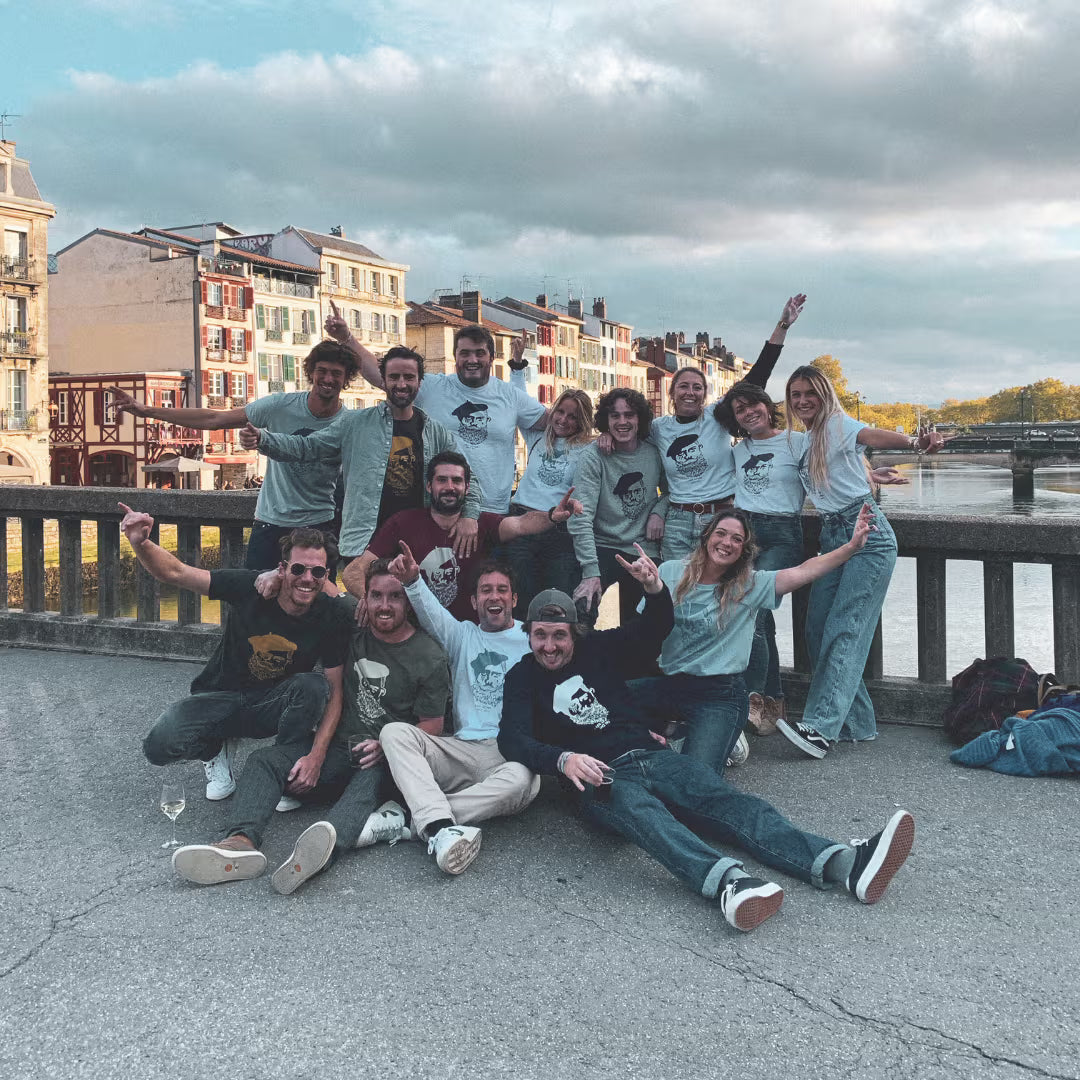 La team Katxi Klothing au complet sur les quais en 2021
