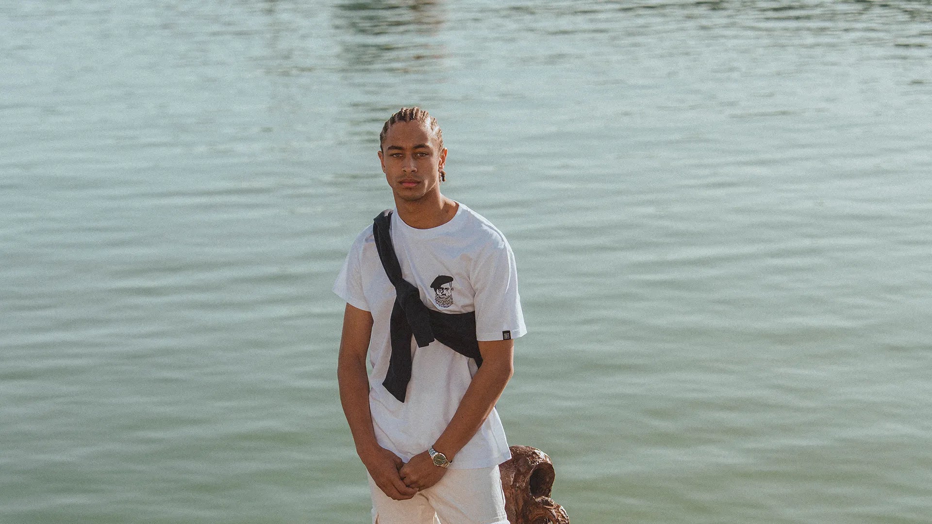 Homme portant le nouveau tee-shirt Kabino blanc Katxi Klothing au bord de l'eau