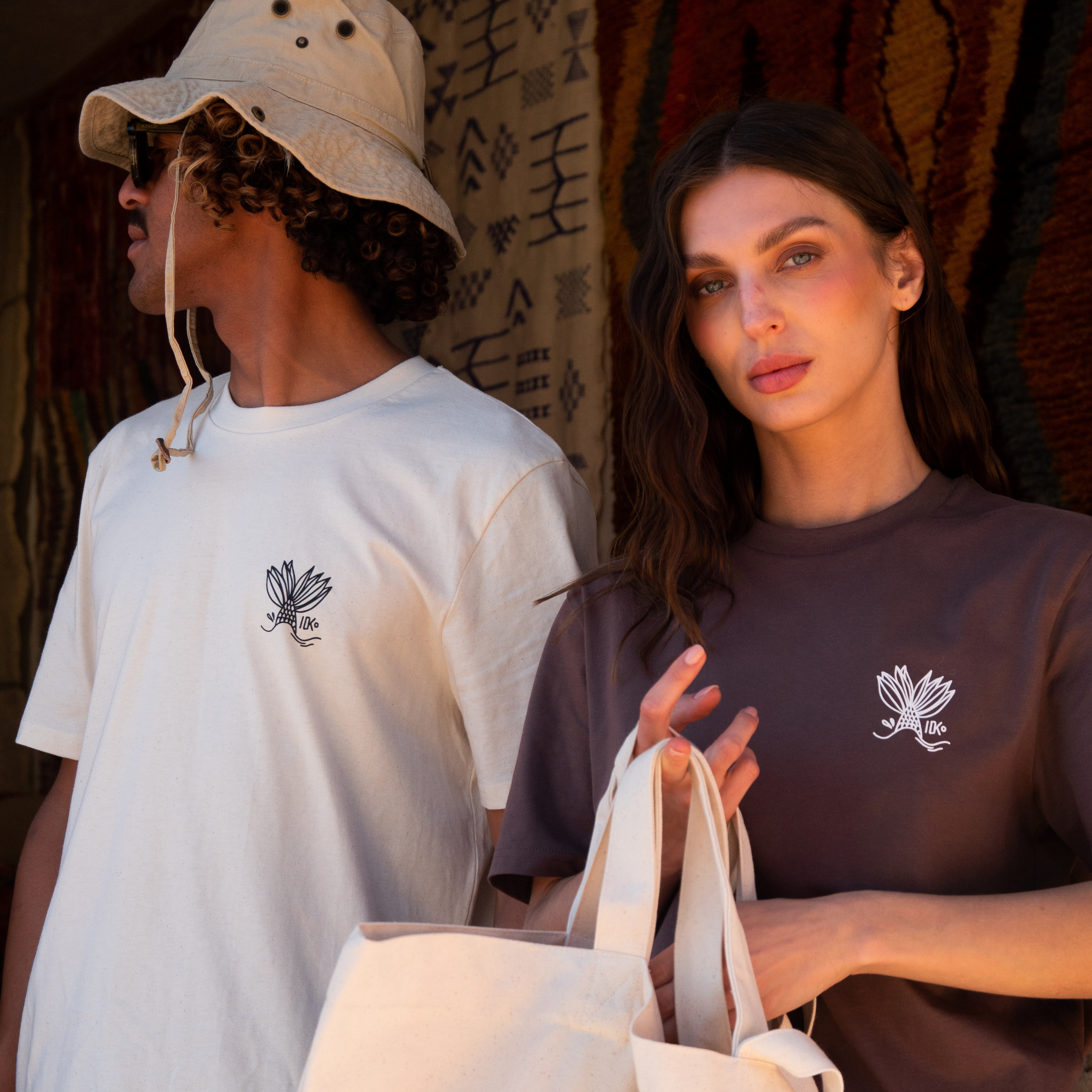 Homme en bob et tee-shirt Lamina crème et femme en tee-shirt Lamina marron Katxi Klothing, avec un kabas en coton